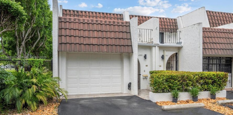 Townhouse in Miami, Florida 2 bedrooms, 165.37 sq.m. № 1891657