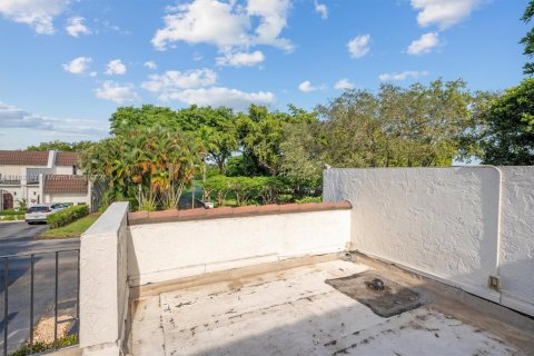 Townhouse in Miami, Florida 2 bedrooms, 165.37 sq.m. № 1891657 - photo 24
