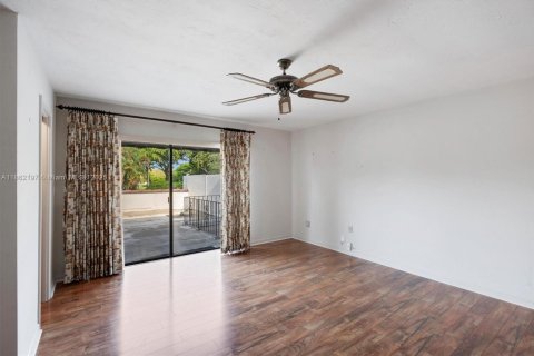 Townhouse in Miami, Florida 2 bedrooms, 165.37 sq.m. № 1891657 - photo 20