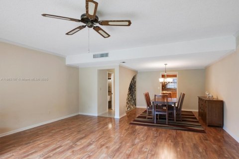 Townhouse in Miami, Florida 2 bedrooms, 165.37 sq.m. № 1891657 - photo 10