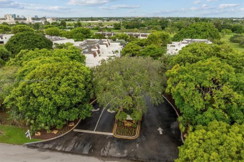Townhouse in Miami, Florida 2 bedrooms, 165.37 sq.m. № 1891657 - photo 25