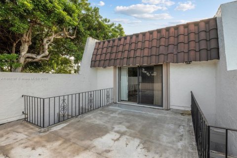 Townhouse in Miami, Florida 2 bedrooms, 165.37 sq.m. № 1891657 - photo 23