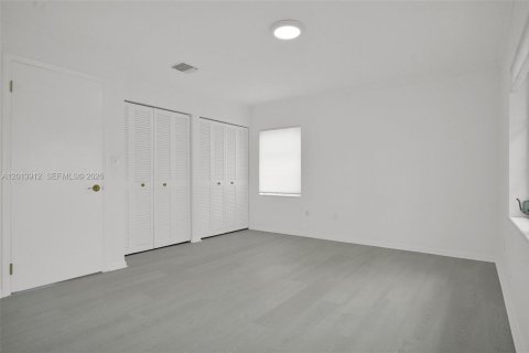 House in Miami, Florida 5 bedrooms, 200.2 sq.m. № 2076298 - photo 11