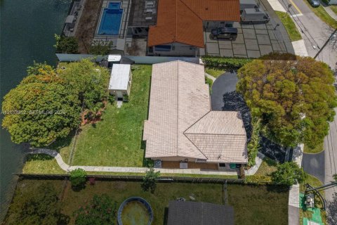 House in Miami, Florida 5 bedrooms, 200.2 sq.m. № 2076298 - photo 23