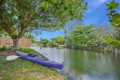 House in Miami, Florida 5 bedrooms, 200.2 sq.m. № 2076298 - photo 19
