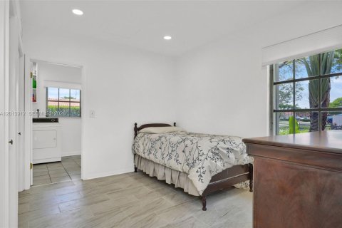 House in Miami, Florida 5 bedrooms, 200.2 sq.m. № 2076298 - photo 15