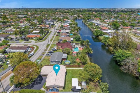 House in Miami, Florida 5 bedrooms, 200.2 sq.m. № 2076298 - photo 25