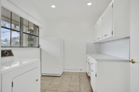 House in Miami, Florida 5 bedrooms, 200.2 sq.m. № 2076298 - photo 10