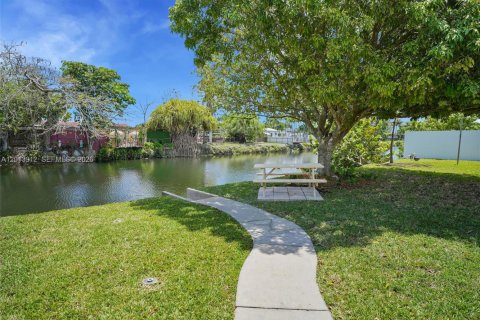 House in Miami, Florida 5 bedrooms, 200.2 sq.m. № 2076298 - photo 22