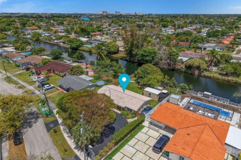 House in Miami, Florida 5 bedrooms, 200.2 sq.m. № 2076298 - photo 26
