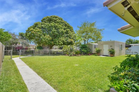 House in Miami, Florida 5 bedrooms, 200.2 sq.m. № 2076298 - photo 18