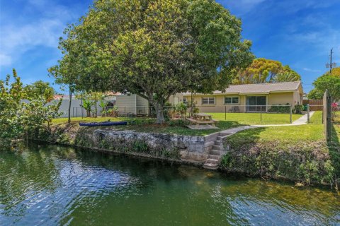 House in Miami, Florida 5 bedrooms, 200.2 sq.m. № 2076298 - photo 20