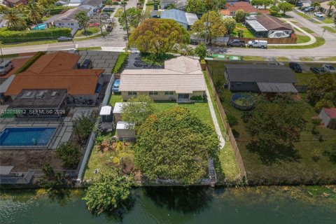 House in Miami, Florida 5 bedrooms, 200.2 sq.m. № 2076298 - photo 24