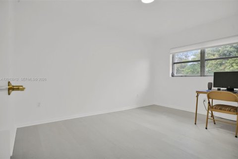House in Miami, Florida 5 bedrooms, 200.2 sq.m. № 2076298 - photo 12