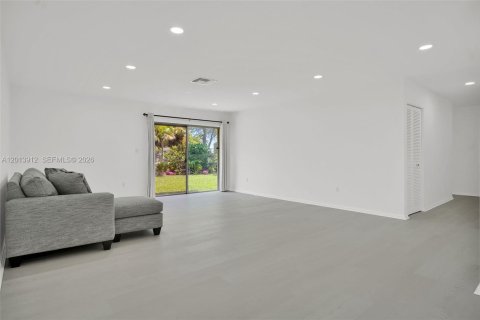 House in Miami, Florida 5 bedrooms, 200.2 sq.m. № 2076298 - photo 8