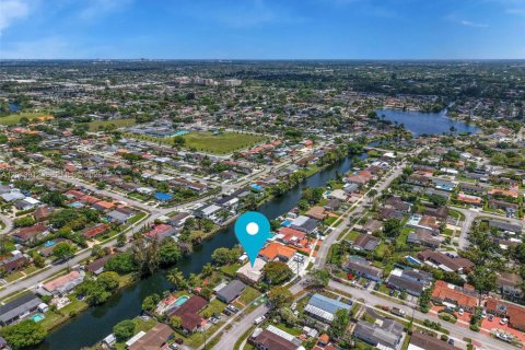 House in Miami, Florida 5 bedrooms, 200.2 sq.m. № 2076298 - photo 27