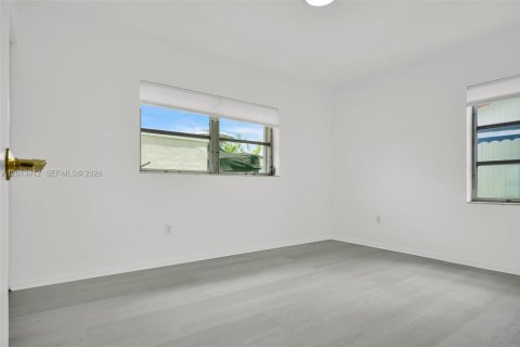 House in Miami, Florida 5 bedrooms, 200.2 sq.m. № 2076298 - photo 13
