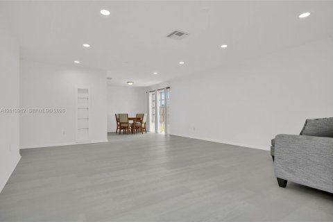 House in Miami, Florida 5 bedrooms, 200.2 sq.m. № 2076298 - photo 6