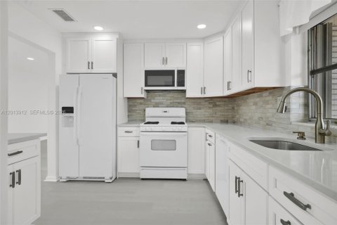 House in Miami, Florida 5 bedrooms, 200.2 sq.m. № 2076298 - photo 3