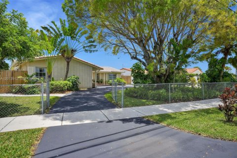 House in Miami, Florida 5 bedrooms, 200.2 sq.m. № 2076298 - photo 30