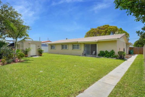 House in Miami, Florida 5 bedrooms, 200.2 sq.m. № 2076298 - photo 17