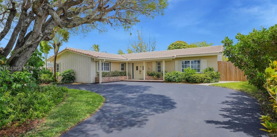 House in Miami, Florida 5 bedrooms, 200.2 sq.m. № 2076298