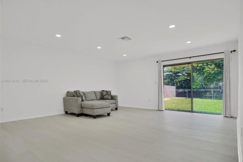 House in Miami, Florida 5 bedrooms, 200.2 sq.m. № 2076298 - photo 7