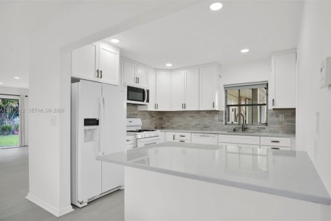 House in Miami, Florida 5 bedrooms, 200.2 sq.m. № 2076298 - photo 2