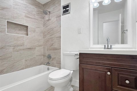 House in Miami, Florida 5 bedrooms, 200.2 sq.m. № 2076298 - photo 5