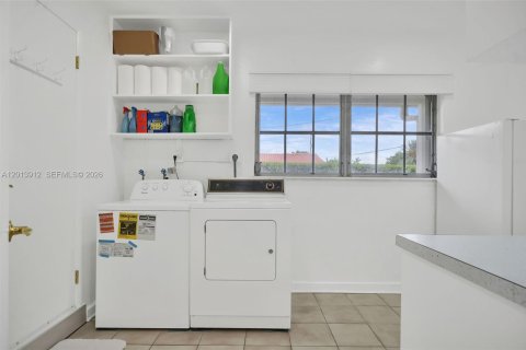 House in Miami, Florida 5 bedrooms, 200.2 sq.m. № 2076298 - photo 9