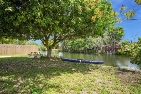 House in Miami, Florida 5 bedrooms, 200.2 sq.m. № 2076298 - photo 21