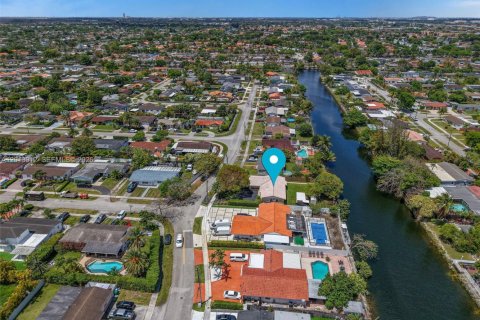 House in Miami, Florida 5 bedrooms, 200.2 sq.m. № 2076298 - photo 28