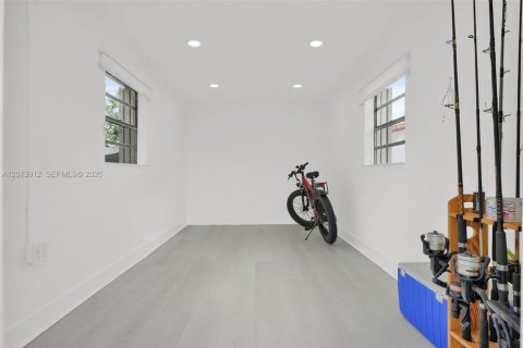 House in Miami, Florida 5 bedrooms, 200.2 sq.m. № 2076298 - photo 16