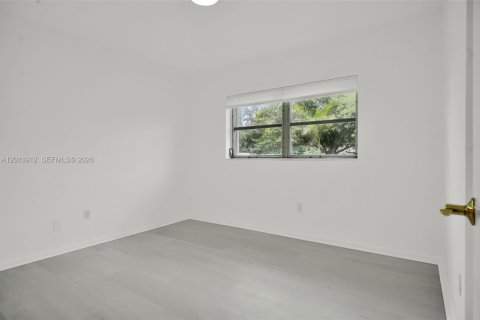 House in Miami, Florida 5 bedrooms, 200.2 sq.m. № 2076298 - photo 14