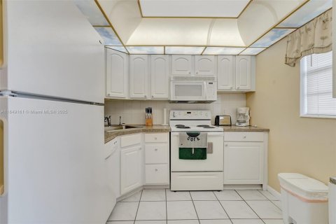 Condo in Lauderdale Lakes, Florida, 1 bedroom  № 1850844 - photo 13