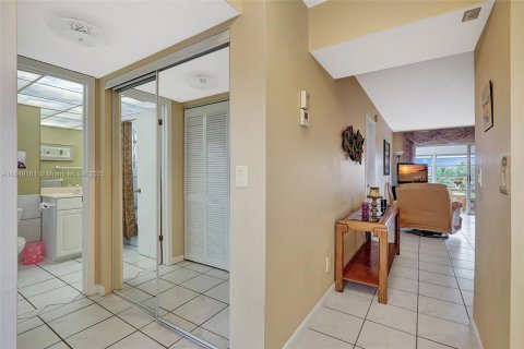 Condo in Lauderdale Lakes, Florida, 1 bedroom  № 1850844 - photo 11