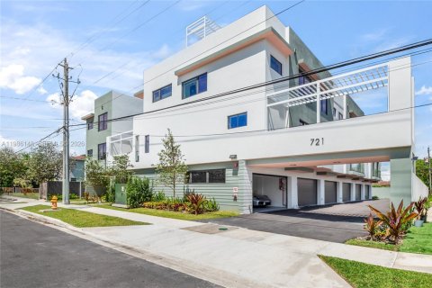 Купить таунхаус в Майами, Флорида 3 спальни, 211.26м2, № 2050599 - фото 27