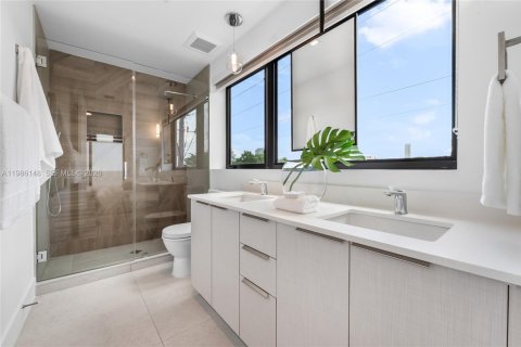 Купить таунхаус в Майами, Флорида 3 спальни, 211.26м2, № 2050599 - фото 12