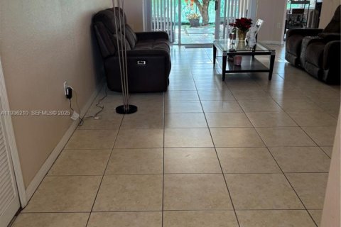 Villa ou maison à louer à Miami, Floride: 3 chambres, 147.81 m2 № 1994253 - photo 2