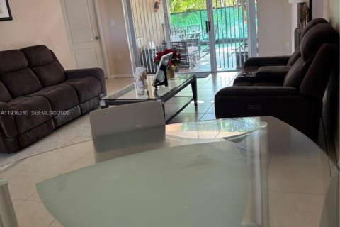 Villa ou maison à louer à Miami, Floride: 3 chambres, 147.81 m2 № 1994253 - photo 3