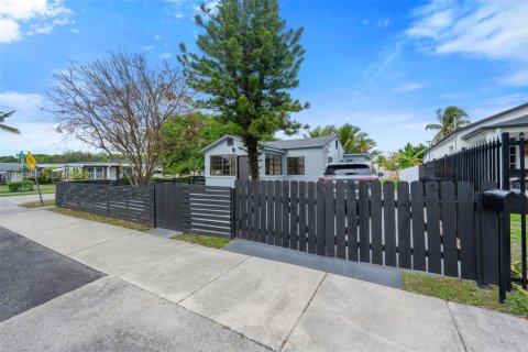 House in Miami, Florida 3 bedrooms, 96.43 sq.m. № 2001104 - photo 27