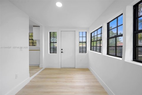 House in Miami, Florida 3 bedrooms, 96.43 sq.m. № 2001104 - photo 13