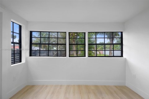 House in Miami, Florida 3 bedrooms, 96.43 sq.m. № 2001104 - photo 11