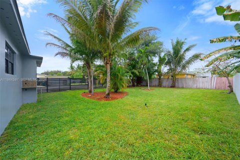 House in Miami, Florida 3 bedrooms, 96.43 sq.m. № 2001104 - photo 24