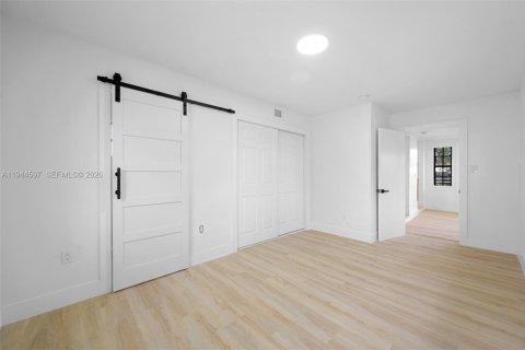 House in Miami, Florida 3 bedrooms, 96.43 sq.m. № 2001104 - photo 15