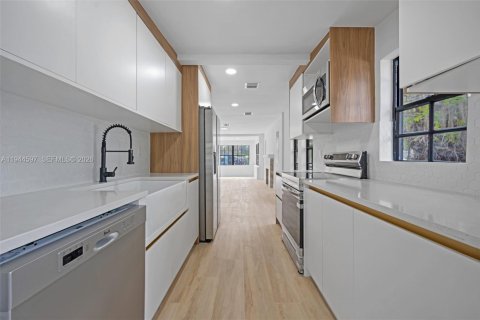 House in Miami, Florida 3 bedrooms, 96.43 sq.m. № 2001104 - photo 9