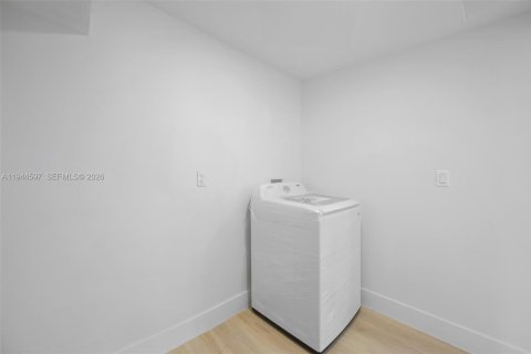 House in Miami, Florida 3 bedrooms, 96.43 sq.m. № 2001104 - photo 23