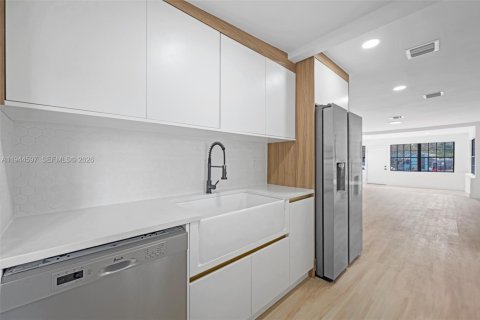 House in Miami, Florida 3 bedrooms, 96.43 sq.m. № 2001104 - photo 8