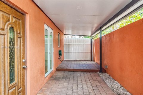 Adosado en venta en West Miami, Florida, 3 dormitorios, 161.19 m2 № 2045905 - foto 4