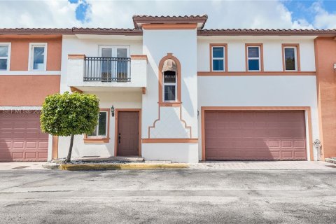 Townhouse in West Miami, Florida 3 bedrooms, 161.19 sq.m. № 2045905